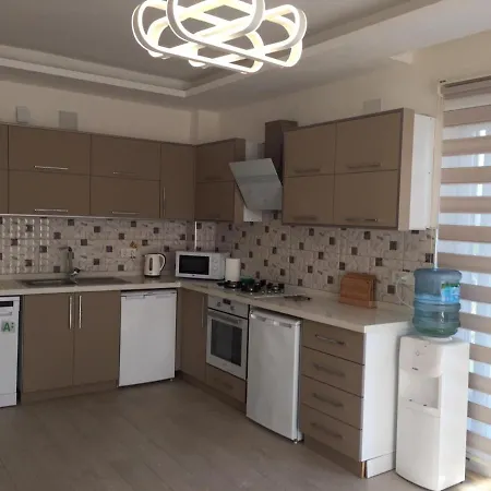 Fabulous 3 Bedroom In With Pool Apartment *