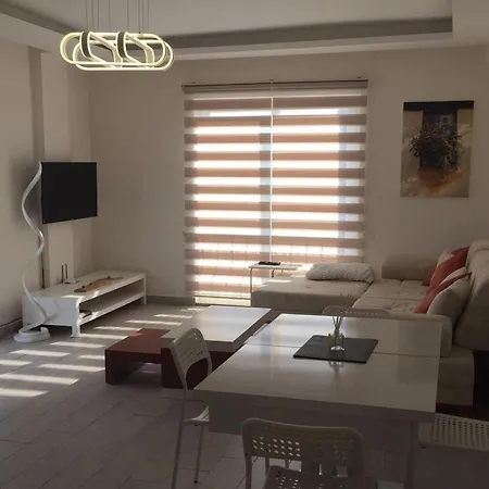 Fabulous 3 Bedroom In With Pool Apartment *